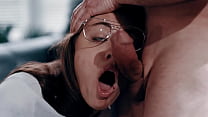 Рыжая бестия в очках развратничает с секс игрушкой перед камерой