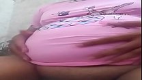 Сексуальная брюнеточка с обворожительной сисяндрой подрочила вульву большим страпоном